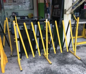 Aiko Expanding Gate 51Cm-5M High 95Cm Yellow/Black (With Wheel) #7614 | Model : GATE-7614-W